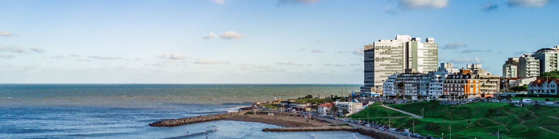 fotos aereas tomadas con un drone de la Ciudad de Mar del plata argentina y su costas que reciben al Oceano Atlantico
