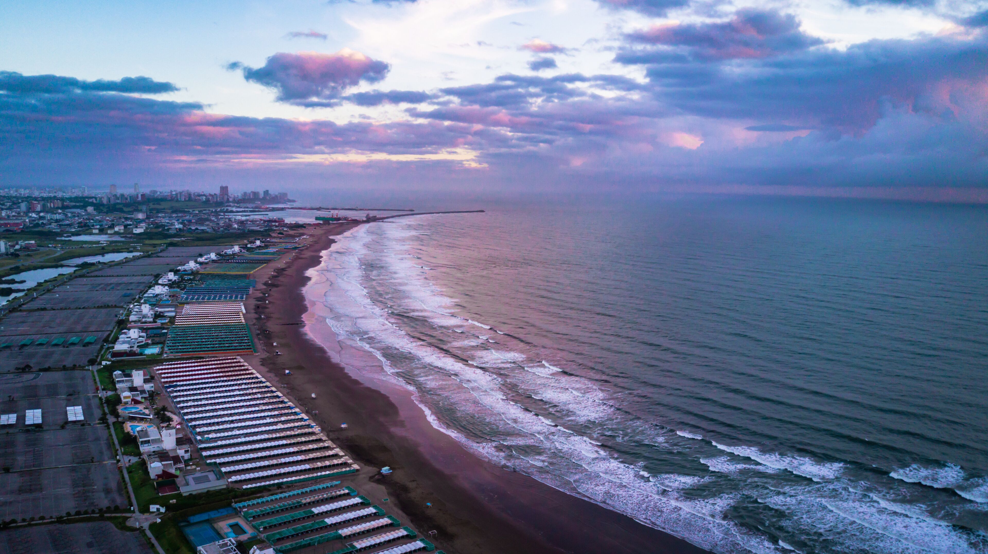 fotos aereas tomadas con un drone de la Ciudad de Mar del plata argentina y su costas que reciben al Oceano Atlantico