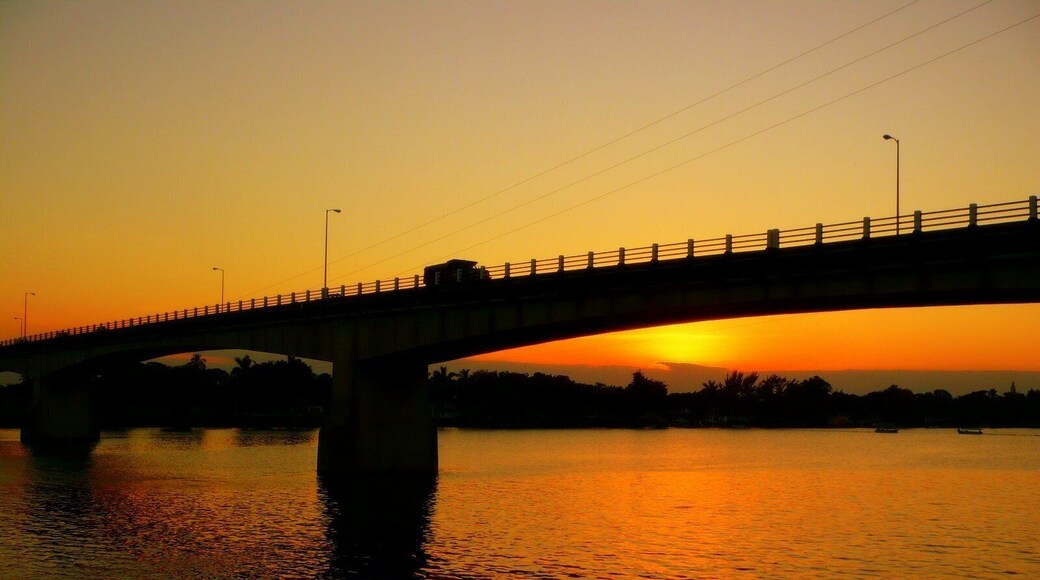 El Puerto de los Bellos Atardeceres