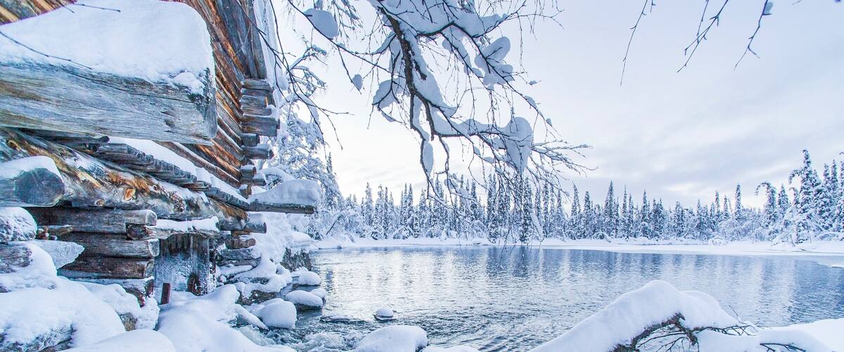 Estación de esquí Yllas mostrando un lago o laguna y nieve