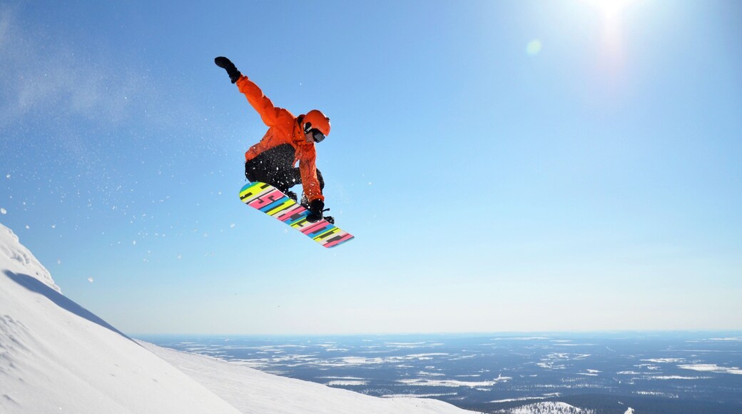 Yllas Ski Resort showing snowboarding and snow