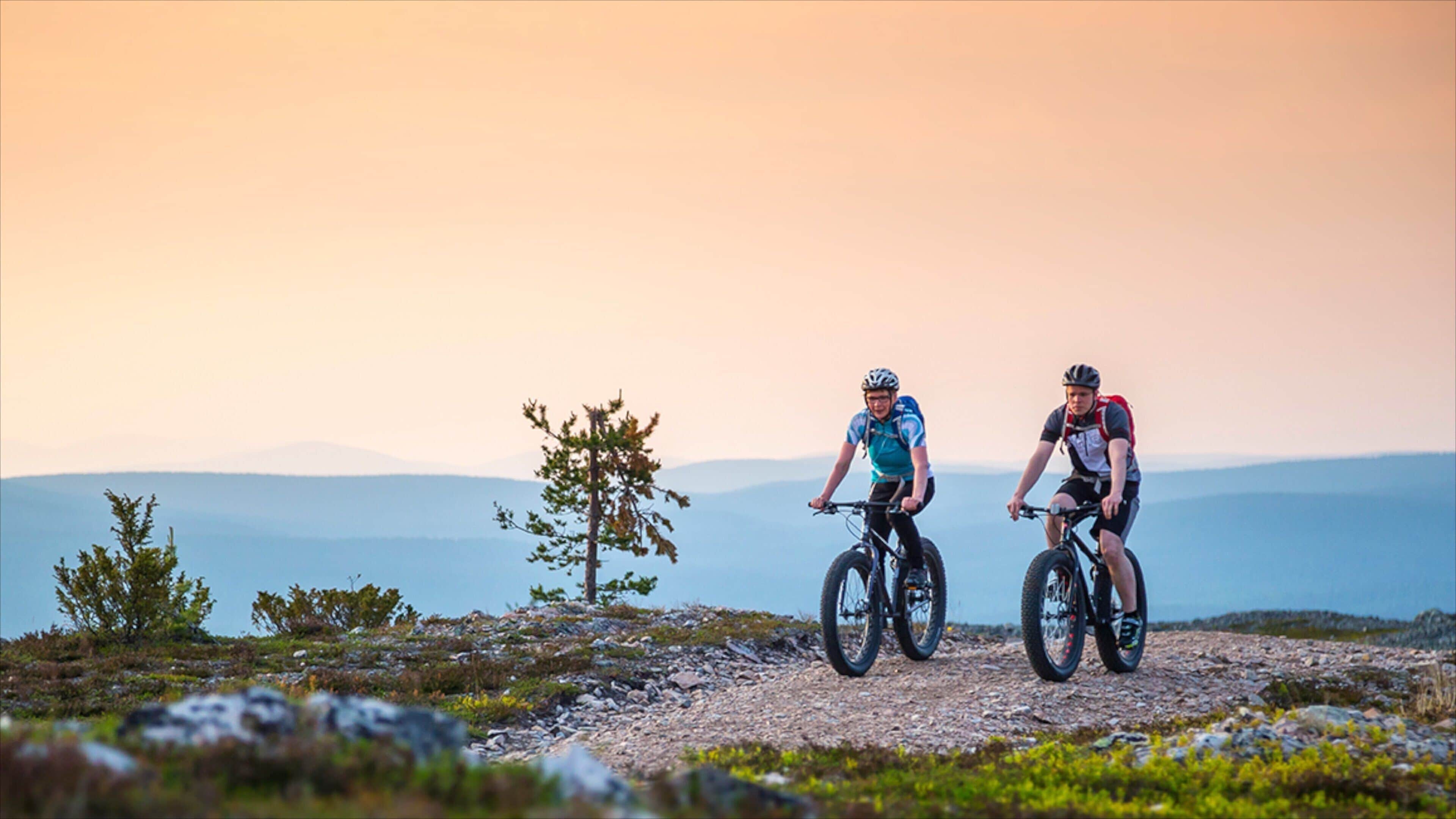 Estación de esquí Yllas que incluye ciclismo de montaña y también un pequeño grupo de personas