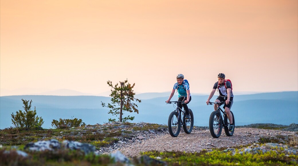 Estación de esquí Yllas que incluye ciclismo de montaña y también un pequeño grupo de personas
