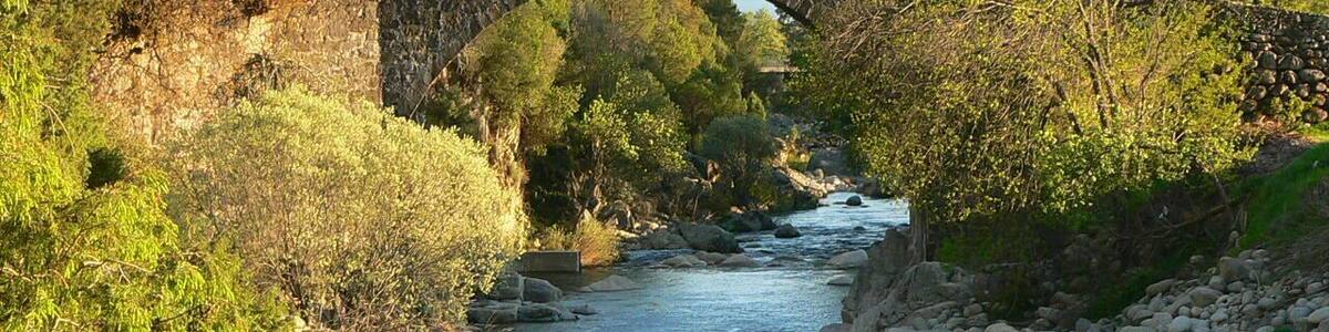 Romanesque bridge at Alardos gorge, between Madrigal de la Vera (CC) and Candeleda (AV), Spain.