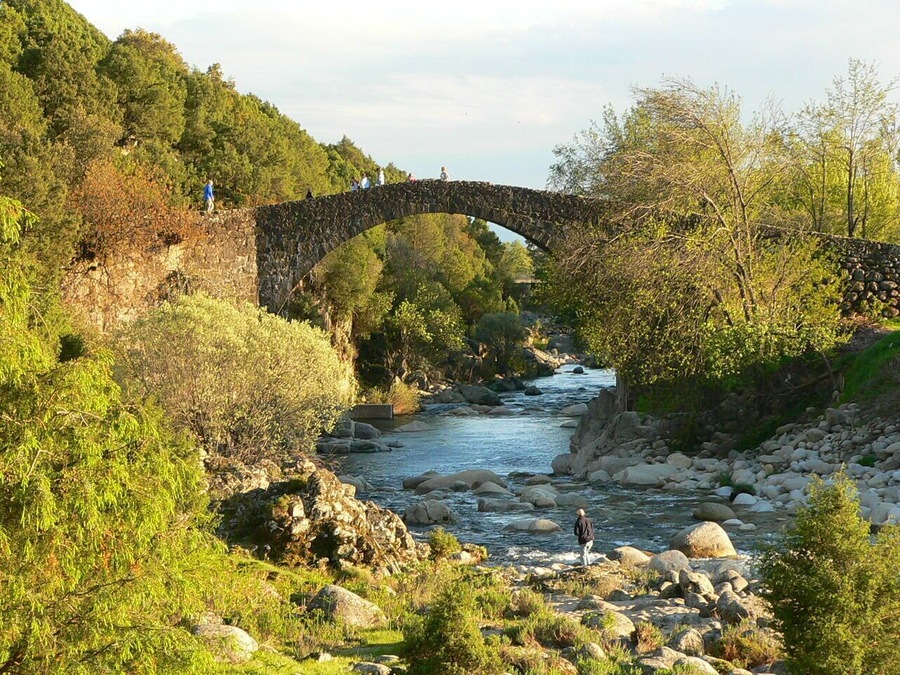 Romanesque bridge at Alardos gorge, between Madrigal de la Vera (CC) and Candeleda (AV), Spain.