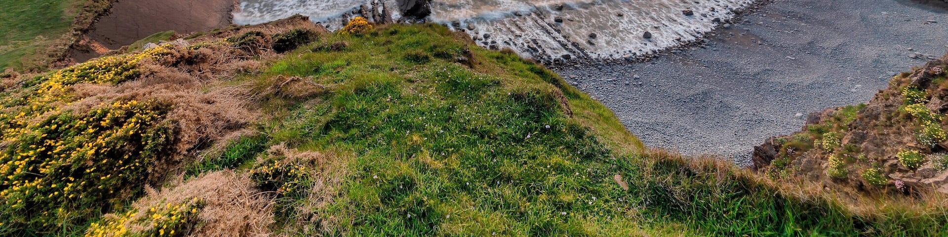 I was completely unaware that this sea fog was rolling in, was busy shooting zoom telephoto pics of waves crashing over some rocks ( check back soon for those ) when I noticed it getting a little hazy ! I ran over her from the parking lot in the distance there and made my way up here for this shot over looking the bay at Hartland Quay before the sun was swallowed up ! I totally wasnât huffing and puffing from exhaustion , that was âtotallyâ somebody else đ
Got to use my hardly used hard edge filter which is perfect for this clean( ish ) horizon !