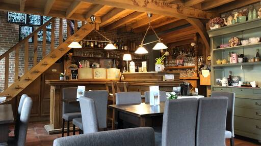 Amazing cute coffee house, with possibilities for snacks, very pleasant and yummi!