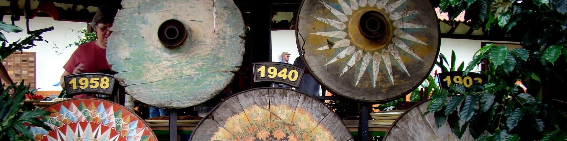 #Coffee #CostaRica #CentralAmerica
Evolução das rodas dos "Oxcart"
A bordo de um cruzeiro, fizemos uma parada em Puntarenas e fomos conhecer uma plantação de café. Passeio muito interessante e esclarecedor de todas as etapas do ciclo do café, desde o plantio até ao empacotamento, passando pelas etapas da colheita, secagem dos grãos e torrefação.