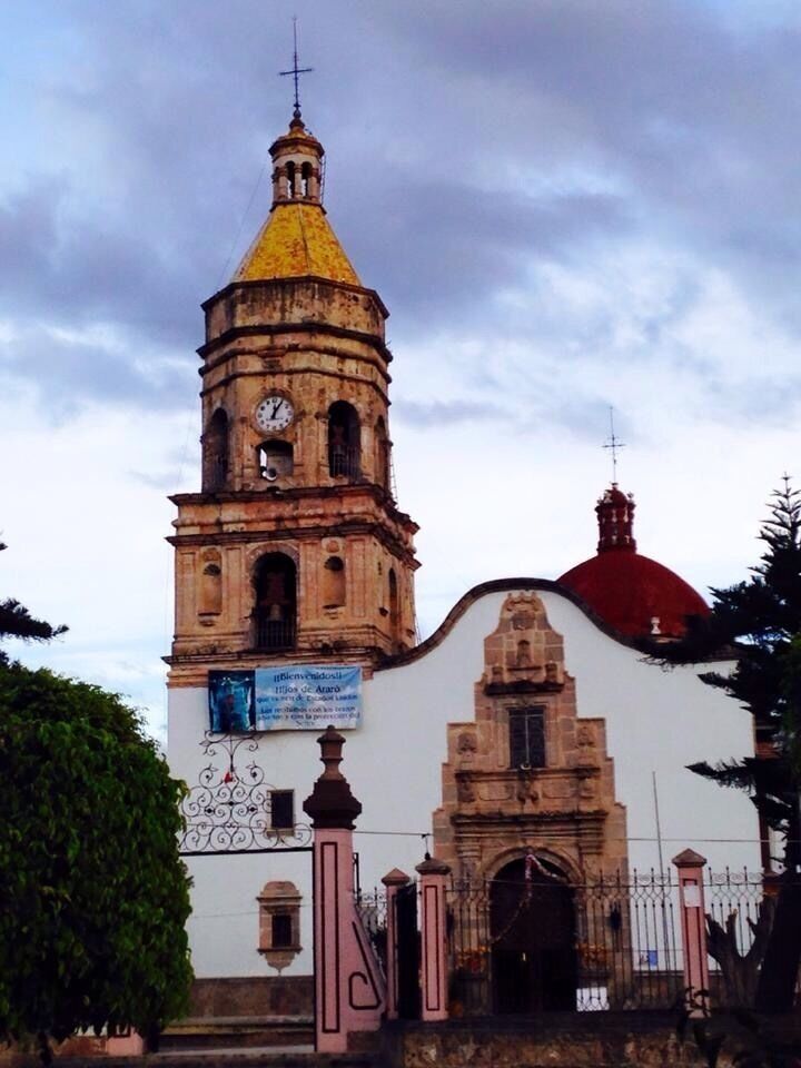 The church in town, home to the saint Señor de Araró.
#Architecturephotocontest