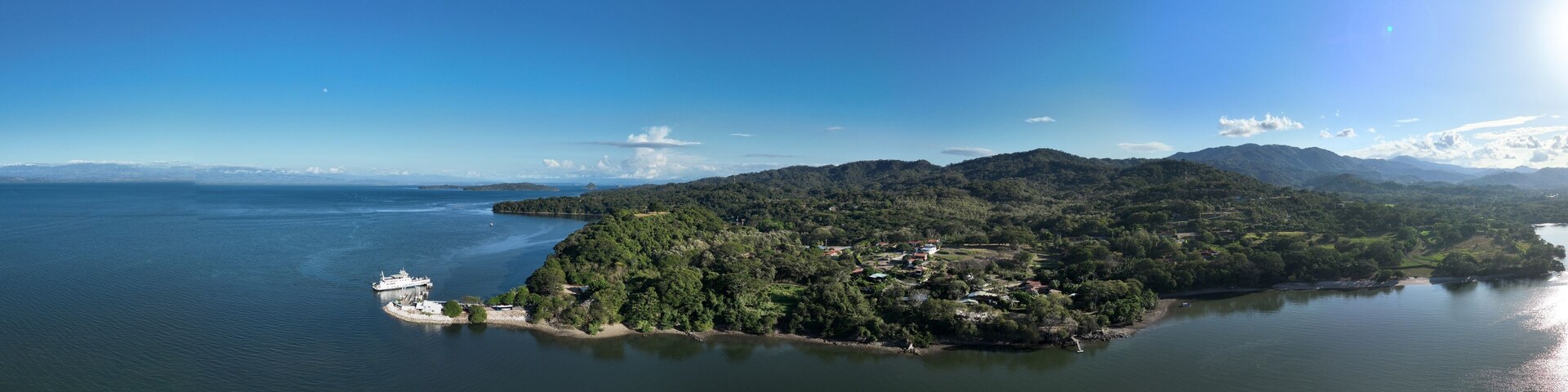 Una isla con bosques frondosos y un pequeño poblado.