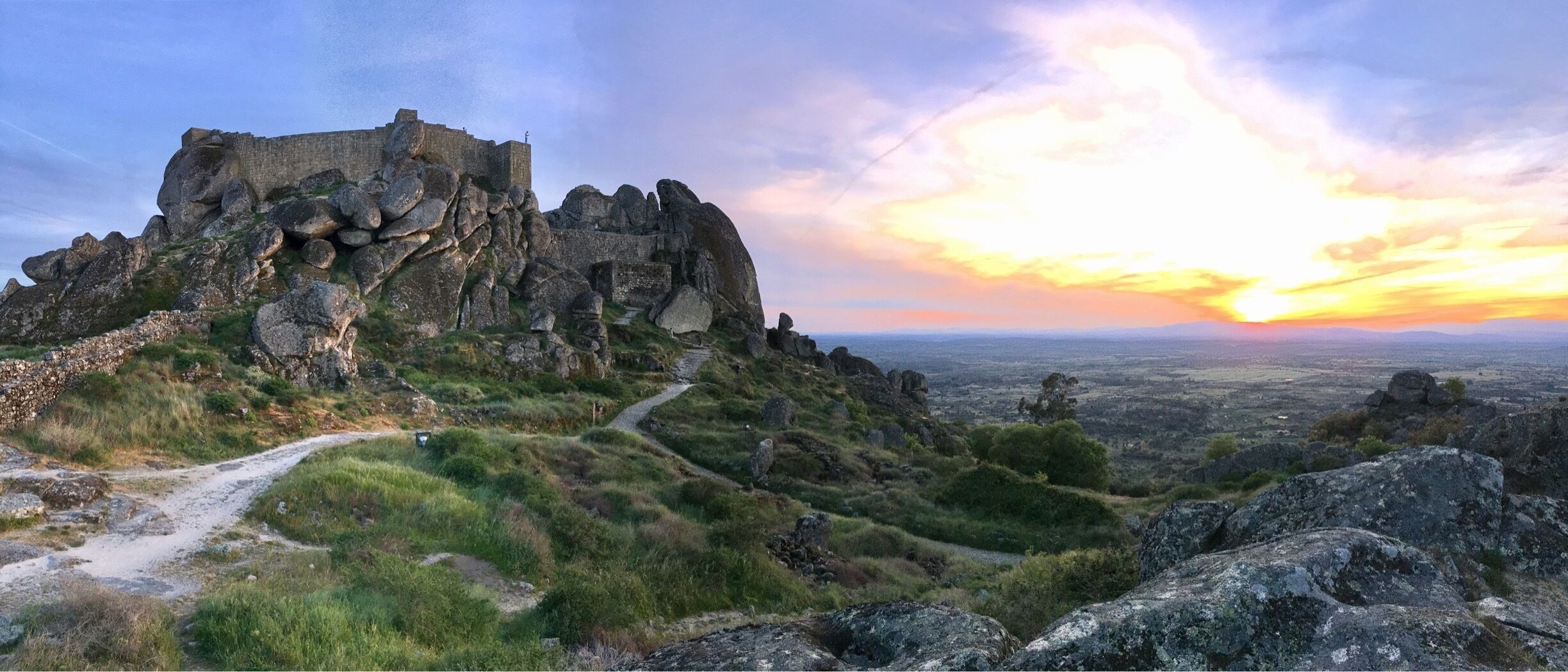 The XII Century Castle on top of the mountain. Monsanto, the most Portuguese village, people say.

Monsanto 
Portugal 
