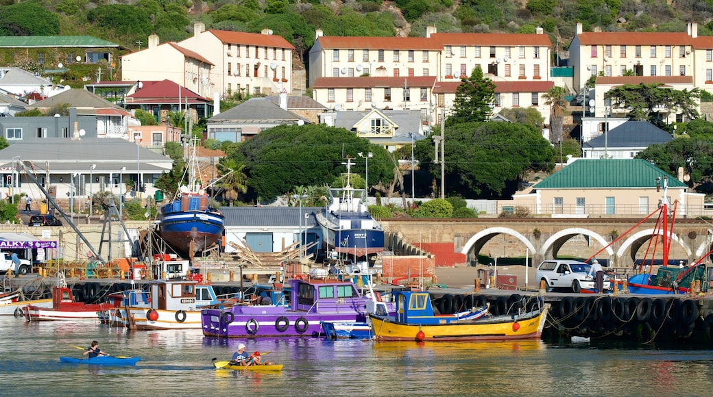 Kalk Bay som viser en kystby, bådsejlads og en bugt eller havn