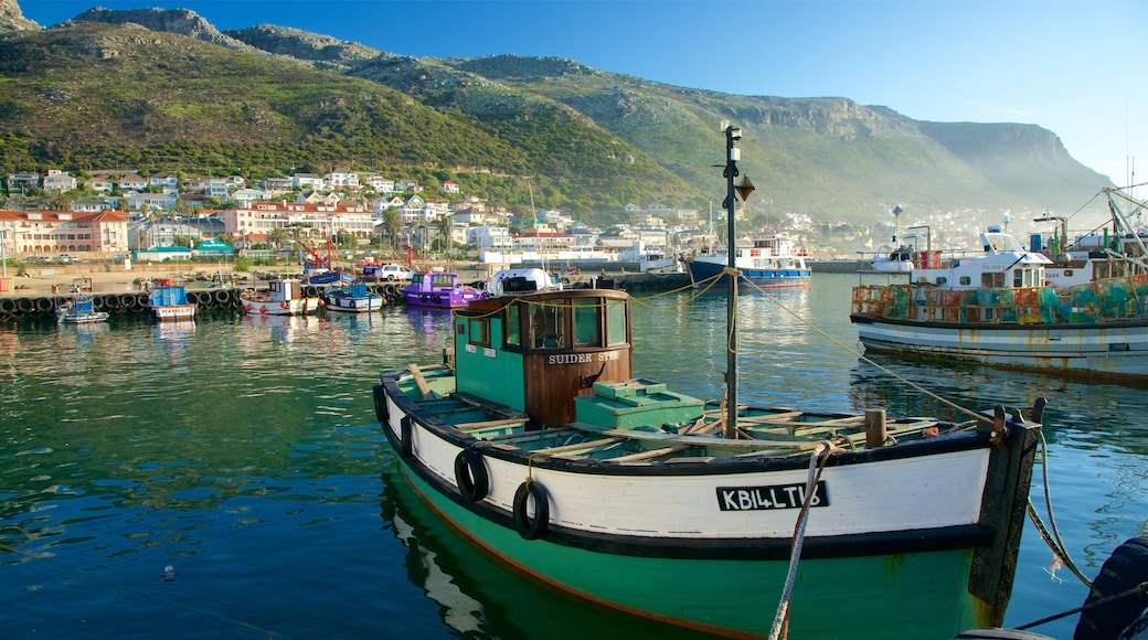 Kalk Bay qui includes bateau, une baie ou un port et une ville côtière
