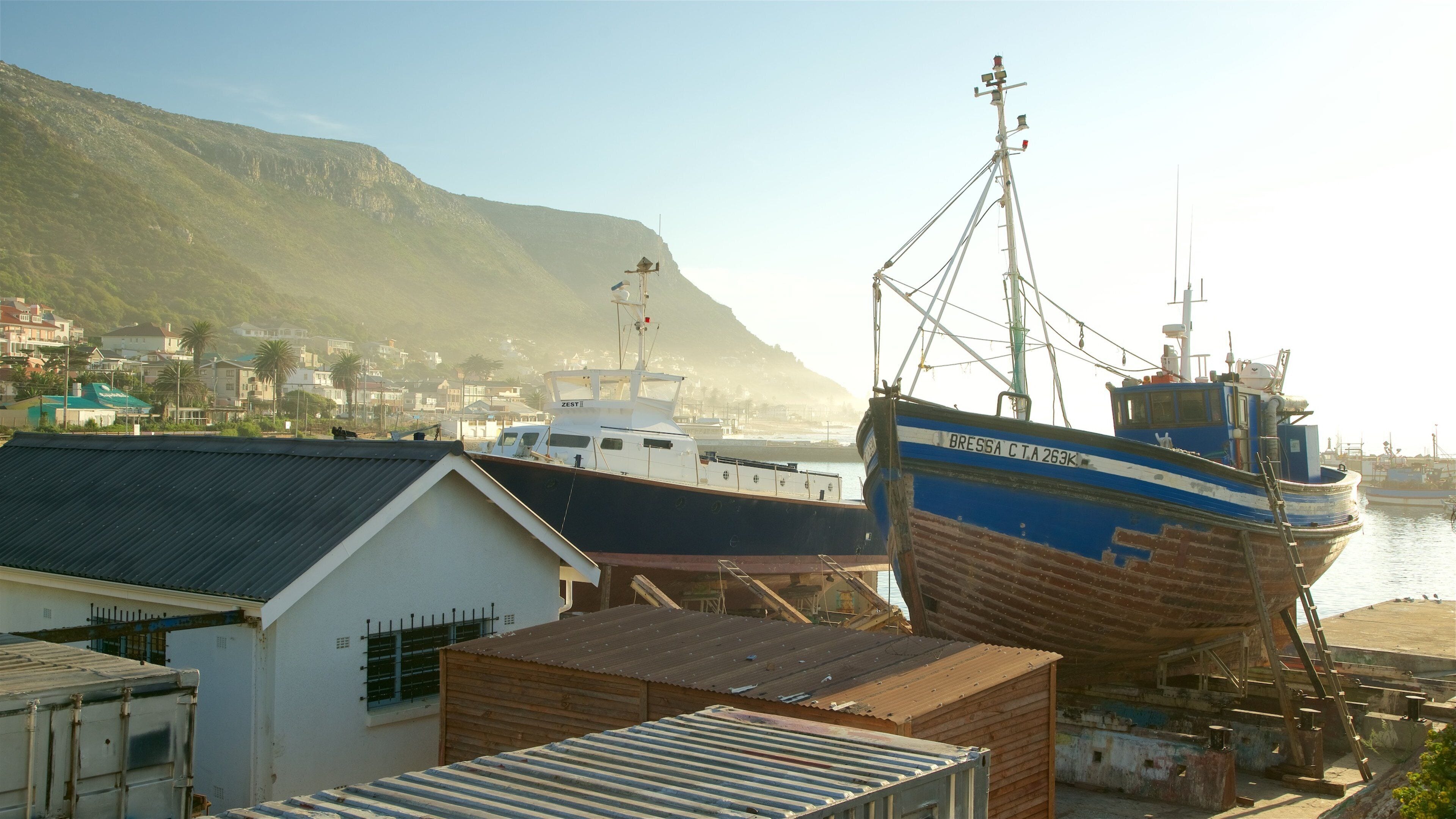 Kalk Bay og byder på bådsejlads og en kystby