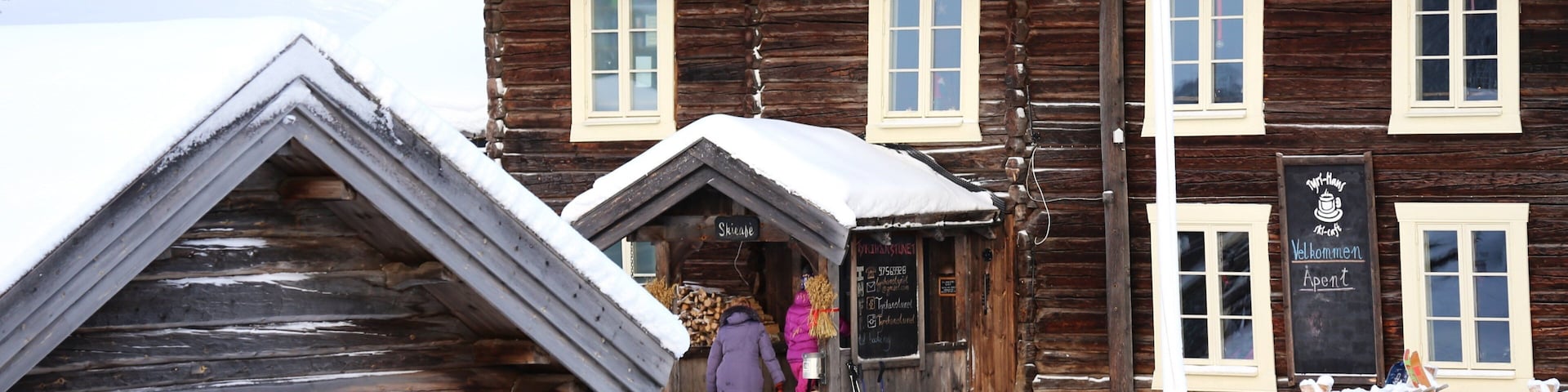 Kvitfjell que incluye una pequeña ciudad o aldea y nieve