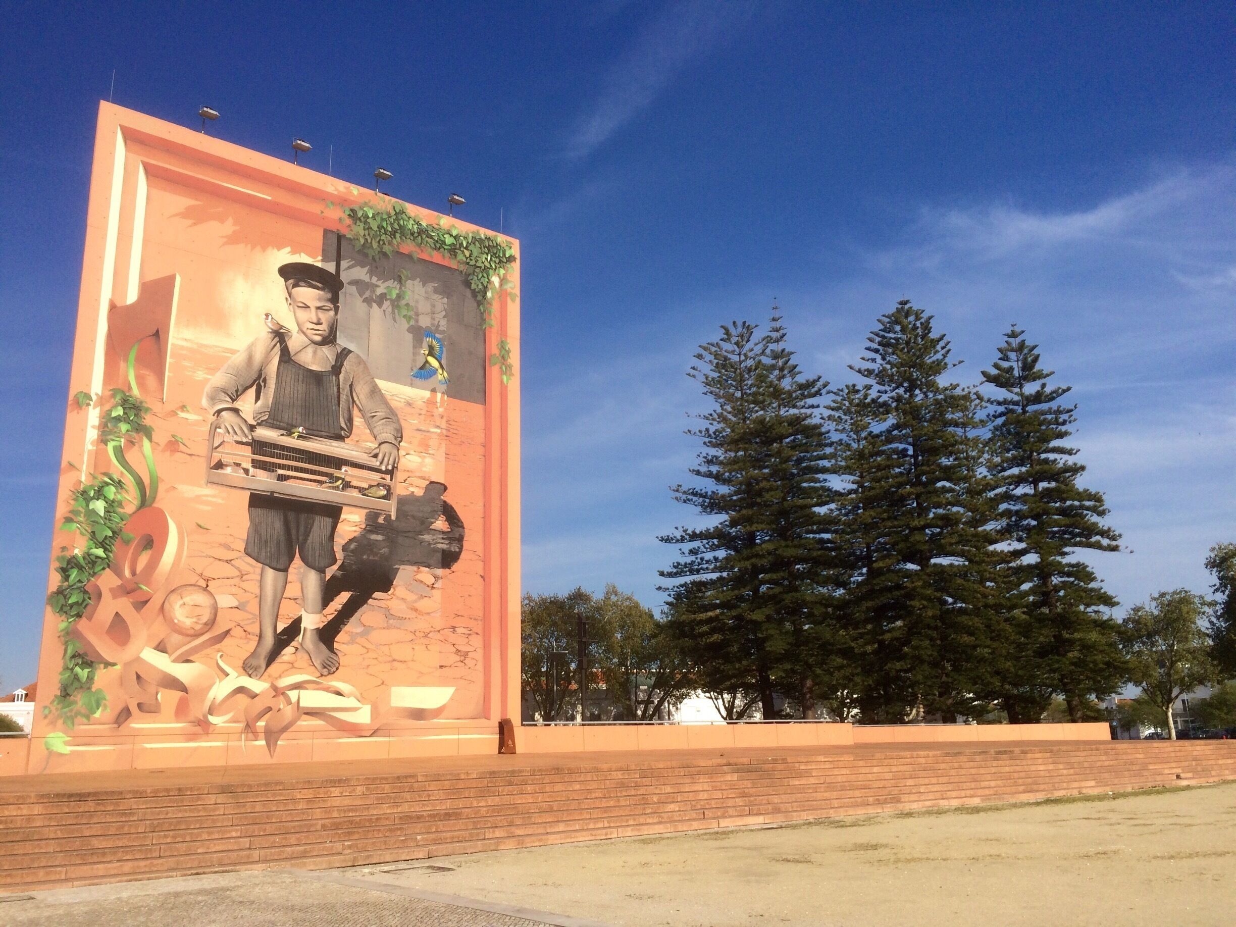 A wall on a park.
Setubal - Portugal