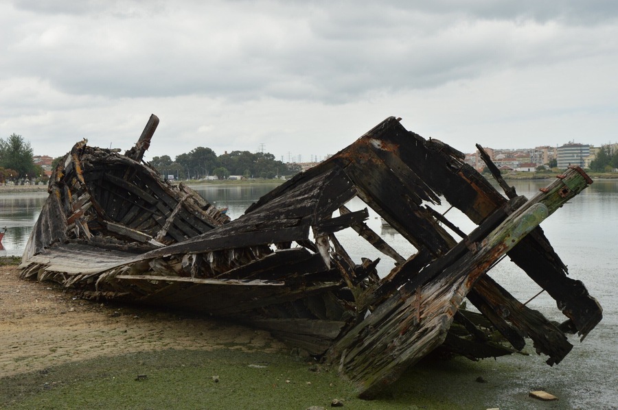 The old boat in Arrentela- Seixal bay.