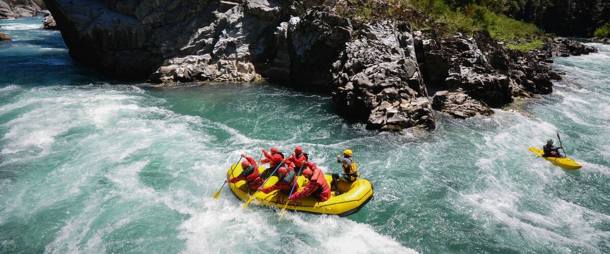 Bariloche caratteristiche di rafting e rapide cosi come un piccolo gruppo di persone