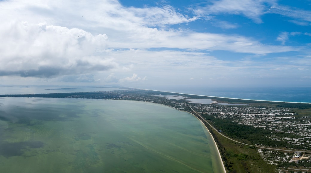 Lagoa de Araruama em Praia Seca, Arraial do Cabo, Região dos Lagos, Rio de Janeiro. Visao drone area panoramica