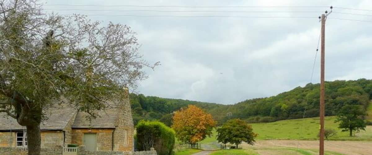 On the Wychavon Way 2 Looking north alongside Frampton Farm. The public road ends just up ahead and the LDF carries on north over Alderton Hill.