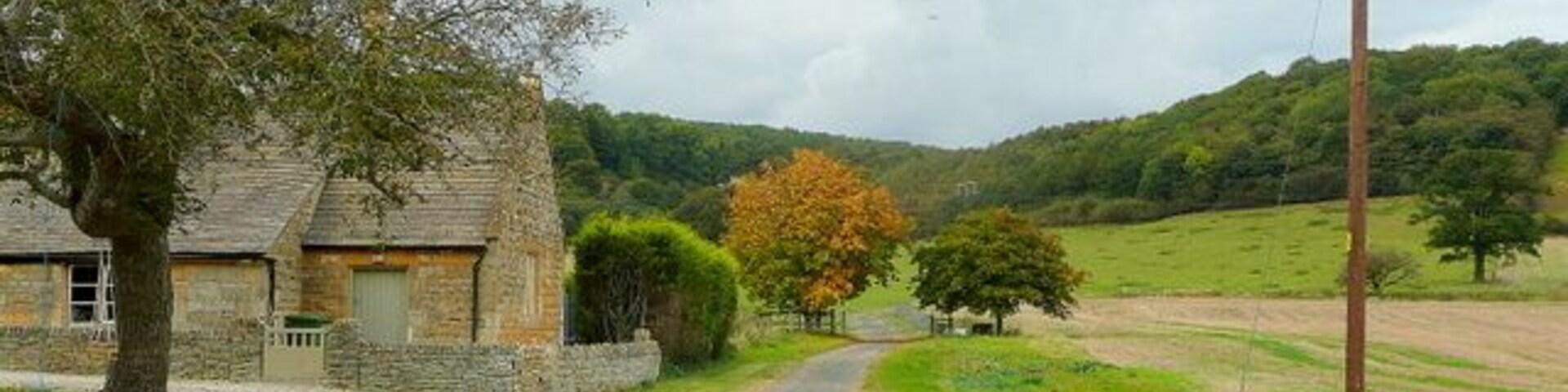 On the Wychavon Way 2 Looking north alongside Frampton Farm. The public road ends just up ahead and the LDF carries on north over Alderton Hill.