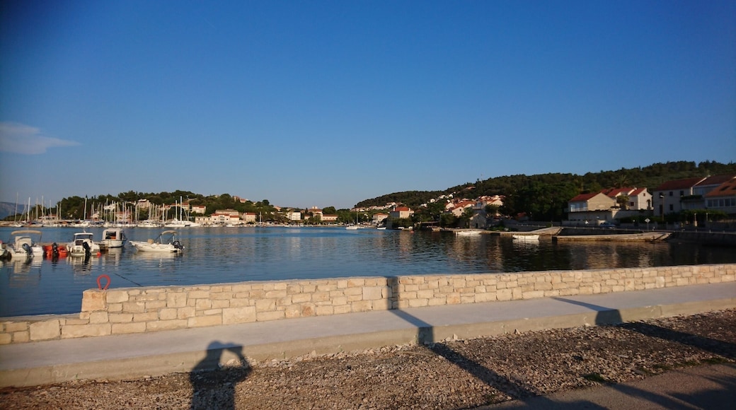 This is the view as you walk past the local "kabono"
(Taverna's) across Lumbarda bay