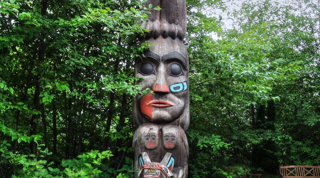 The Totem Bight State Historical Park is a state park located north of Ketchikan. The park has a large collection of totems and the replica of a chief's house. Some totems are original and have been repaired. Others are replicas made by masters of indigenous nations.
O Totem Bight State Historical Park é um parque estadual situado ao norte de Ketchikan. O parque tem uma grande coleção de totens e a replica da casa de um chefe. Alguns totens são originais e foram reparados. Outros são réplicas feitas por mestres de nações indígenas.
#totem #ketchikan #alaska #culture