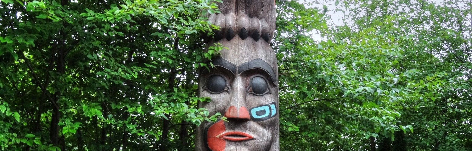The Totem Bight State Historical Park is a state park located north of Ketchikan. The park has a large collection of totems and the replica of a chief's house. Some totems are original and have been repaired. Others are replicas made by masters of indigenous nations.
O Totem Bight State Historical Park é um parque estadual situado ao norte de Ketchikan. O parque tem uma grande coleção de totens e a replica da casa de um chefe. Alguns totens são originais e foram reparados. Outros são réplicas feitas por mestres de nações indígenas.
#totem #ketchikan #alaska #culture