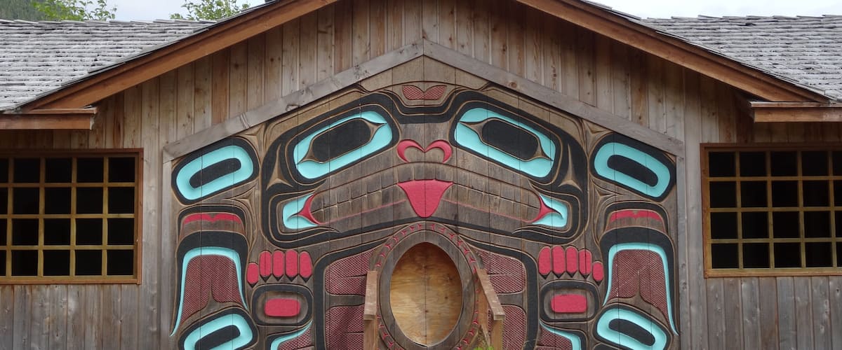O Totem Bight State Historical Park é um parque estadual situado ao norte de Ketchikan. O parque tem uma grande coleção de totens e a replica da casa de um chefe. Alguns totens são originais e foram reparados. Outros são réplicas feitas por mestres de nações indígenas.
#totem #ketchikan #alaska