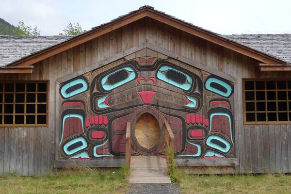 O Totem Bight State Historical Park é um parque estadual situado ao norte de Ketchikan. O parque tem uma grande coleção de totens e a replica da casa de um chefe. Alguns totens são originais e foram reparados. Outros são réplicas feitas por mestres de nações indígenas.
#totem #ketchikan #alaska