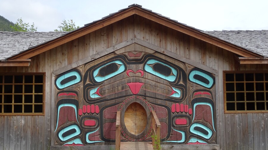 O Totem Bight State Historical Park é um parque estadual situado ao norte de Ketchikan. O parque tem uma grande coleção de totens e a replica da casa de um chefe. Alguns totens são originais e foram reparados. Outros são réplicas feitas por mestres de nações indígenas.
#totem #ketchikan #alaska