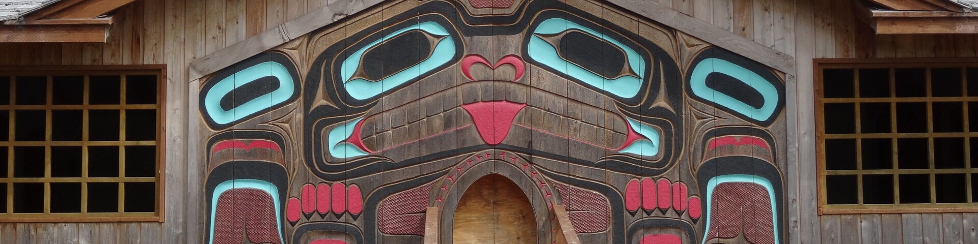 O Totem Bight State Historical Park é um parque estadual situado ao norte de Ketchikan. O parque tem uma grande coleção de totens e a replica da casa de um chefe. Alguns totens são originais e foram reparados. Outros são réplicas feitas por mestres de nações indígenas.
#totem #ketchikan #alaska
