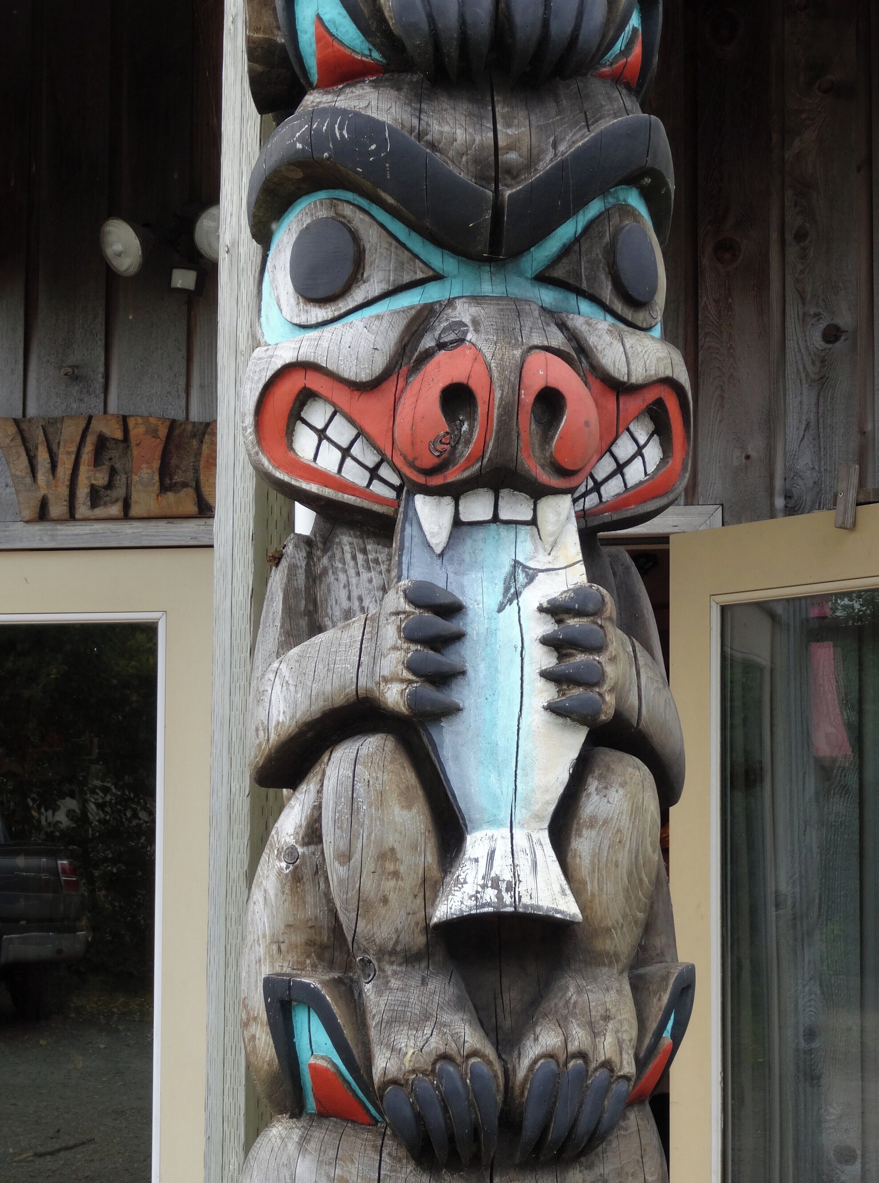 The Totem Bight State Historical Park is a state park located north of Ketchikan.  The park has a large collection of totems and the replica of a chief's house.  Some totems are original and have been repaired.  Others are replicas made by masters of indigenous nations.

O Totem Bight State Historical Park é um parque estadual situado ao norte de Ketchikan. O parque tem uma grande coleção de totens e a replica da casa de um chefe. Alguns totens são originais e foram reparados. Outros são réplicas feitas por mestres de nações indígenas.

#totem #ketchikan #alaska #culture