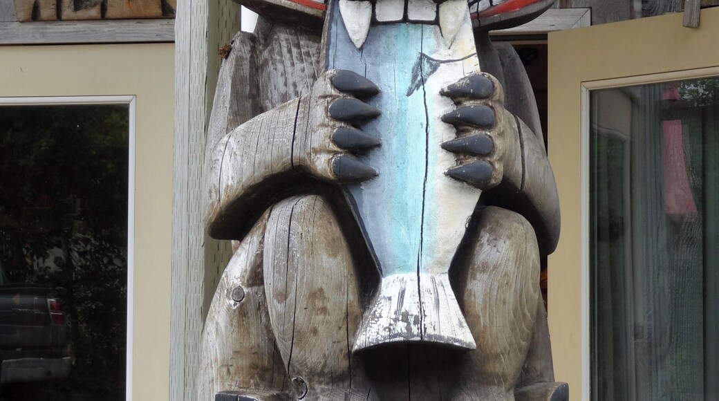 The Totem Bight State Historical Park is a state park located north of Ketchikan. The park has a large collection of totems and the replica of a chief's house. Some totems are original and have been repaired. Others are replicas made by masters of indigenous nations.
O Totem Bight State Historical Park é um parque estadual situado ao norte de Ketchikan. O parque tem uma grande coleção de totens e a replica da casa de um chefe. Alguns totens são originais e foram reparados. Outros são réplicas feitas por mestres de nações indígenas.
#totem #ketchikan #alaska #culture