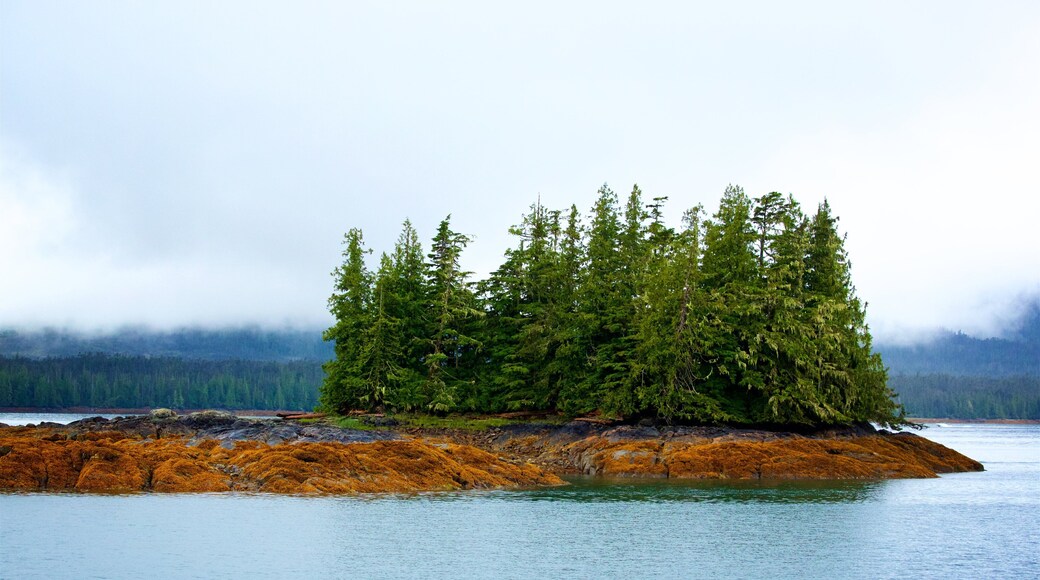 Misty Fjords nasjonalmonument fasiliteter samt elv eller bekk