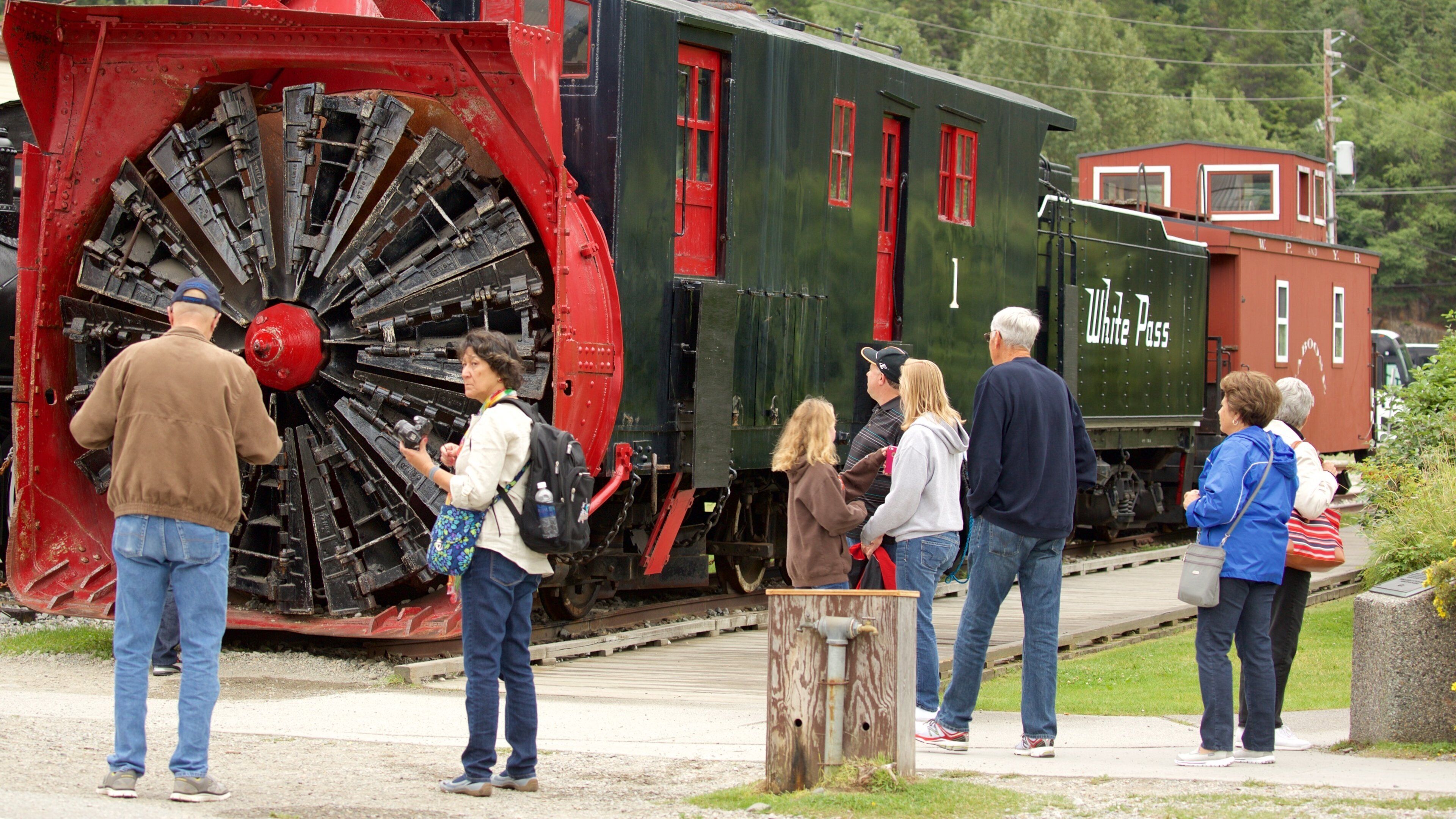 Klondike Gold Rush National Historic Park que inclui itens de ferrovia assim como um pequeno grupo de pessoas