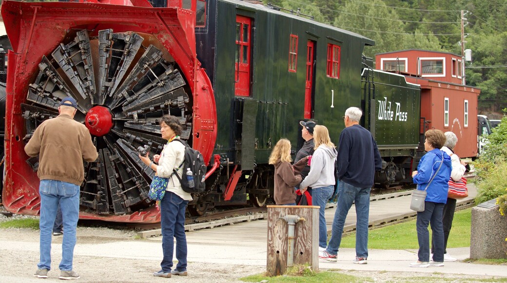 Klondike Gold Rush National Historic Park que inclui itens de ferrovia assim como um pequeno grupo de pessoas