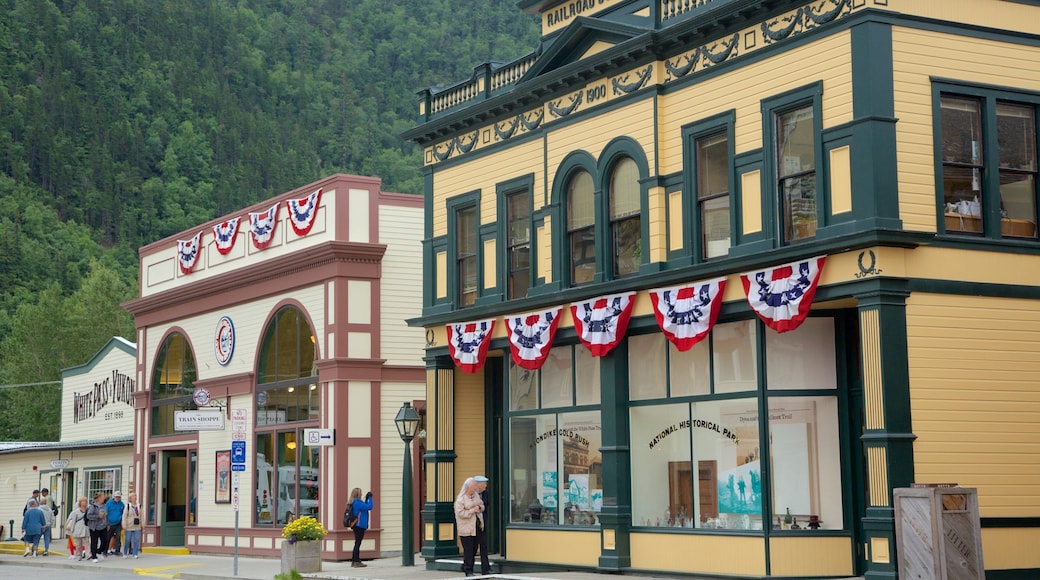 Klondike Gold Rush National Historic Park mostrando uma cidade pequena ou vila