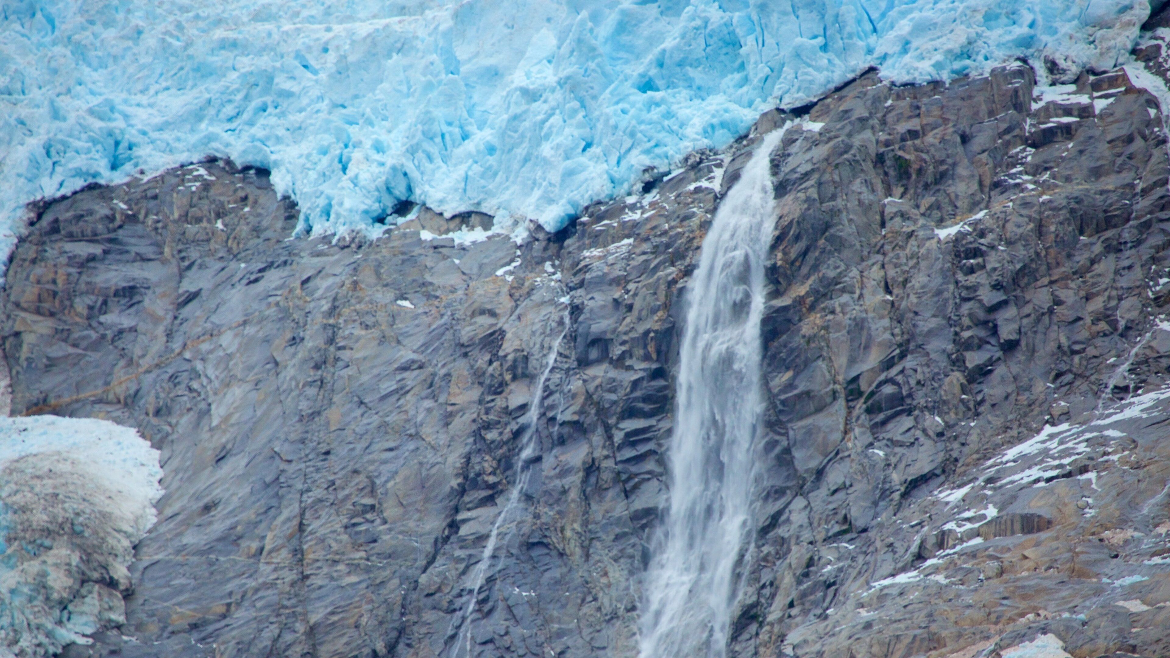 Kenai Fjords National Park ofreciendo litoral accidentado y una cascada