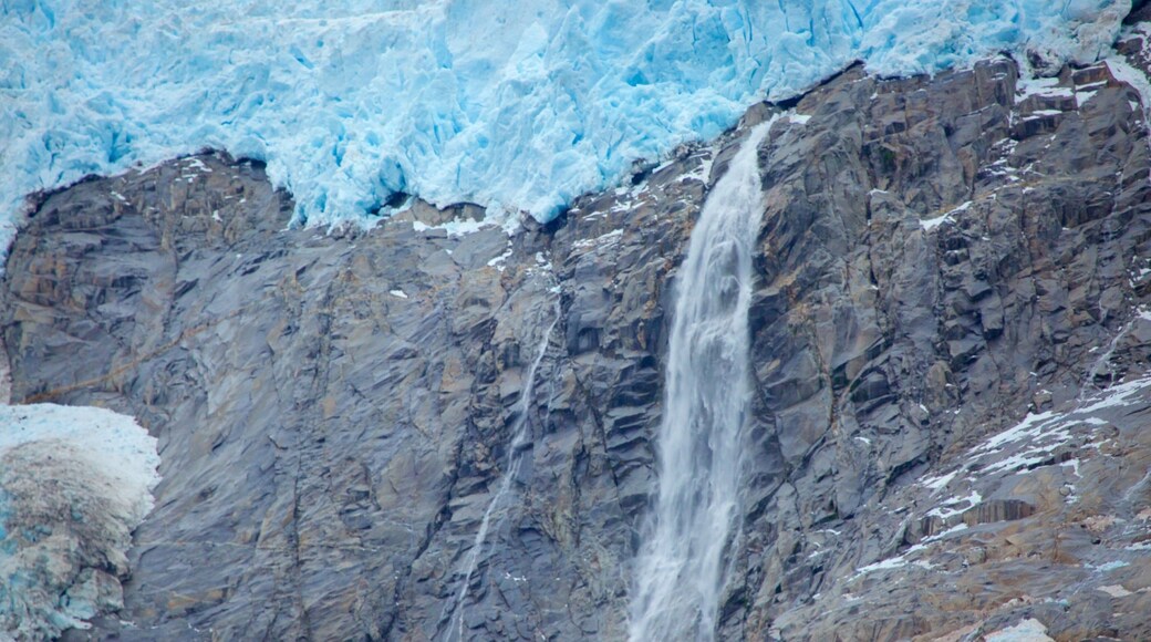 Kenai Fjords National Park ofreciendo litoral accidentado y una cascada