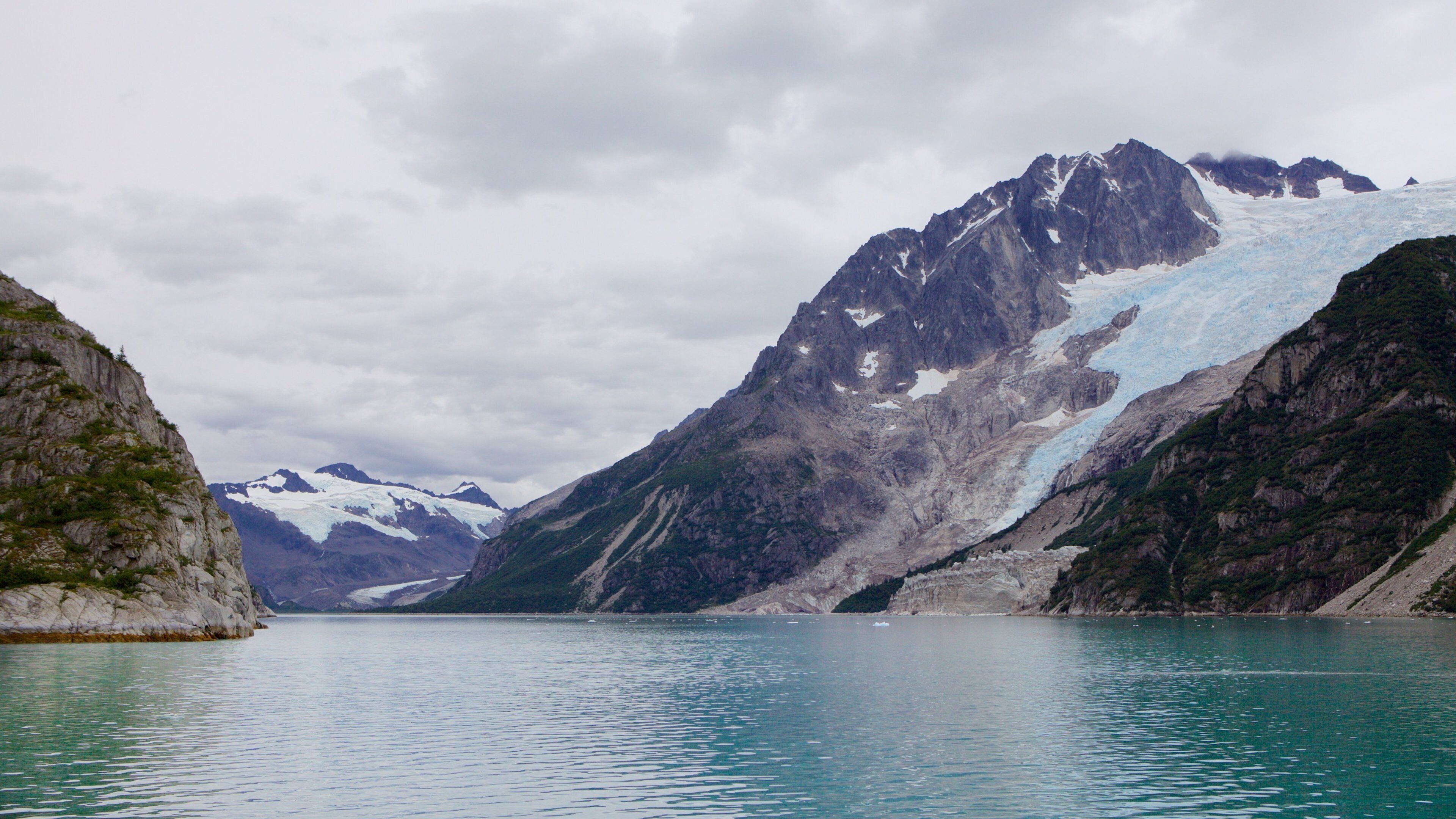 Kenai Fjords National Park ofreciendo nieve, montañas y un río o arroyo