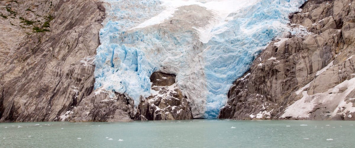Kenai Fjords National Park que incluye costa escarpada, montañas y nieve