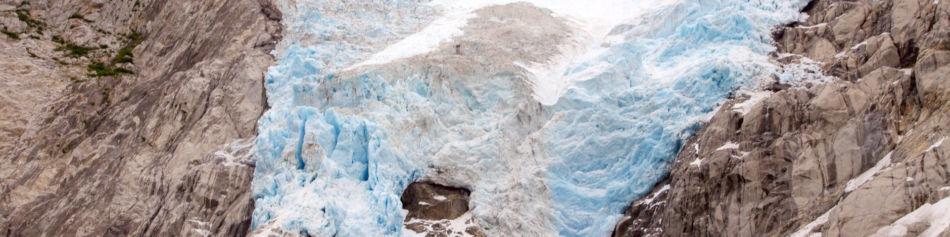 Kenai Fjords National Park which includes rugged coastline, snow and mountains