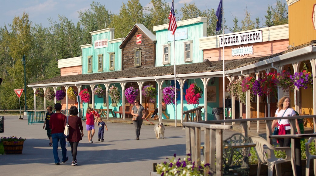 Pioneer Park que incluye escenas cotidianas, elementos patrimoniales y atracciones