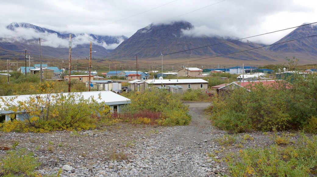 Gates of the Arctic nasjonalpark som viser tåke og liten by eller landsby