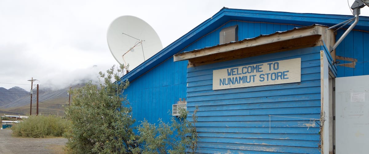 Parque Nacional Puertas del Ártico mostrando señalización