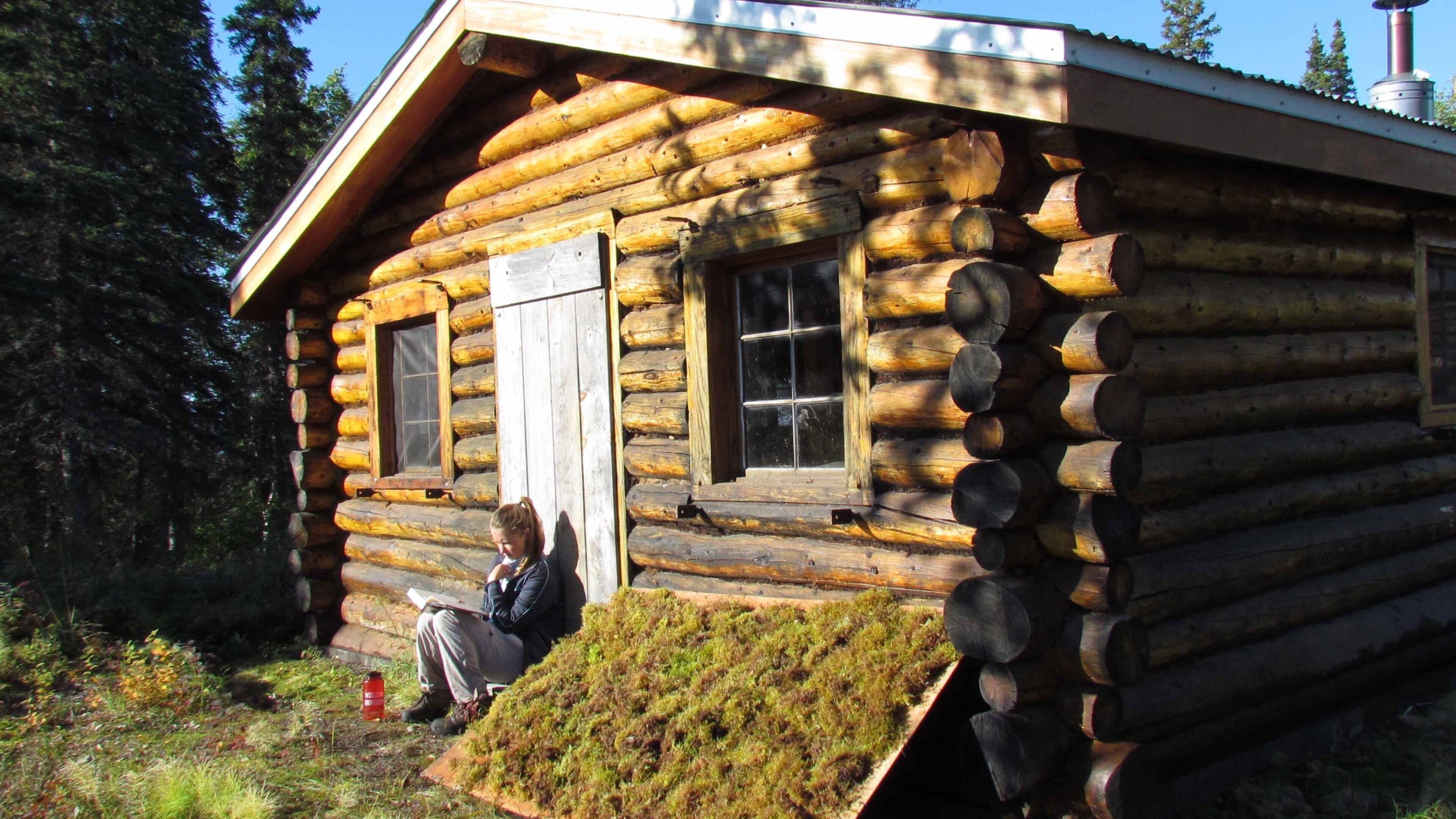 Kobuk-Valley-Nationalpark mit einem Haus sowie einzelne Frau