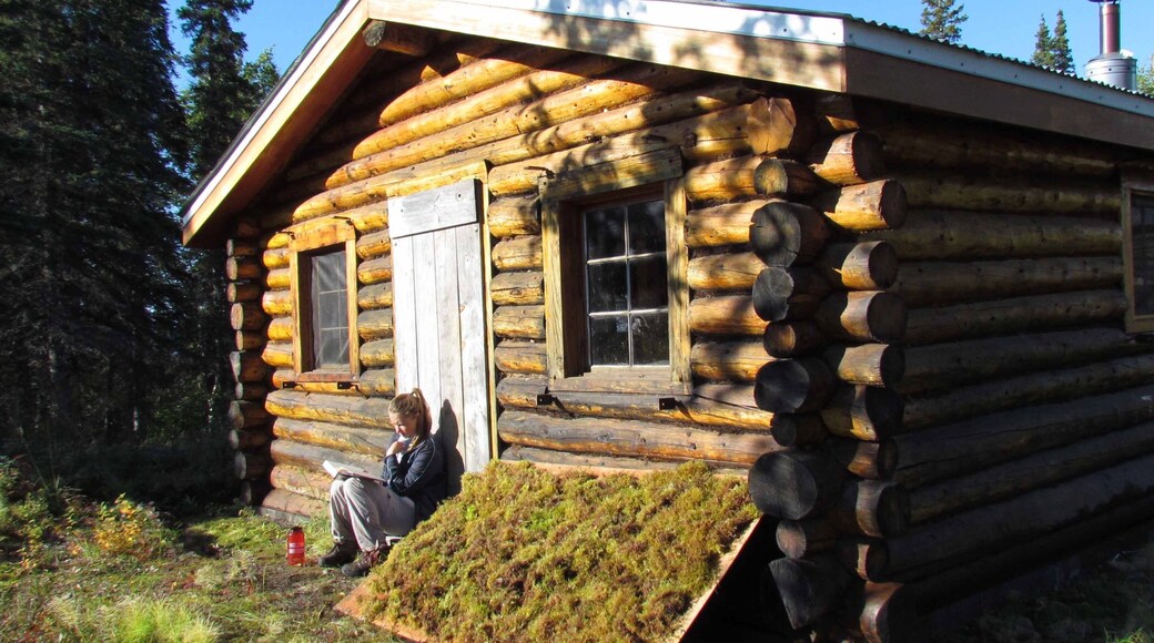 Kobuk-Valley-Nationalpark mit einem Haus sowie einzelne Frau