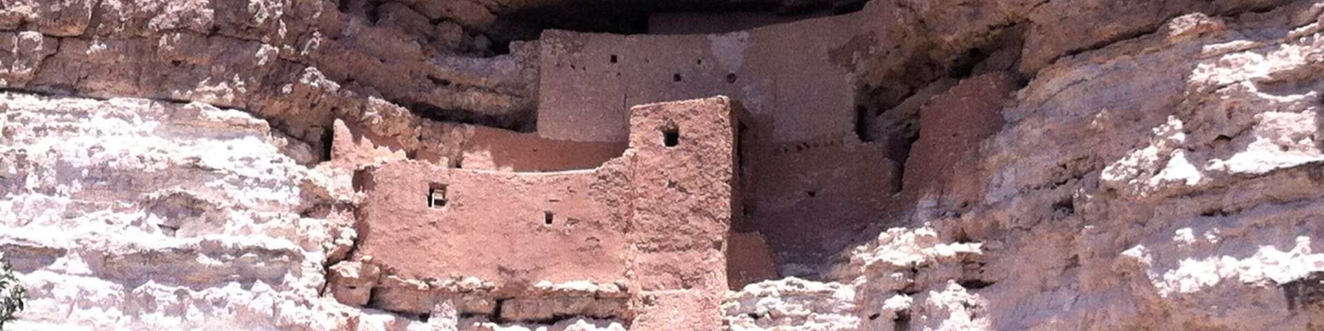 Un acantilado con antiguas ruinas excavadas en la roca.