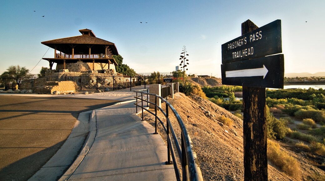 Yuma Territorial Prison State Historic Park mettant en vedette scĂšnes tranquilles, patrimoine historique et bĂątiment public